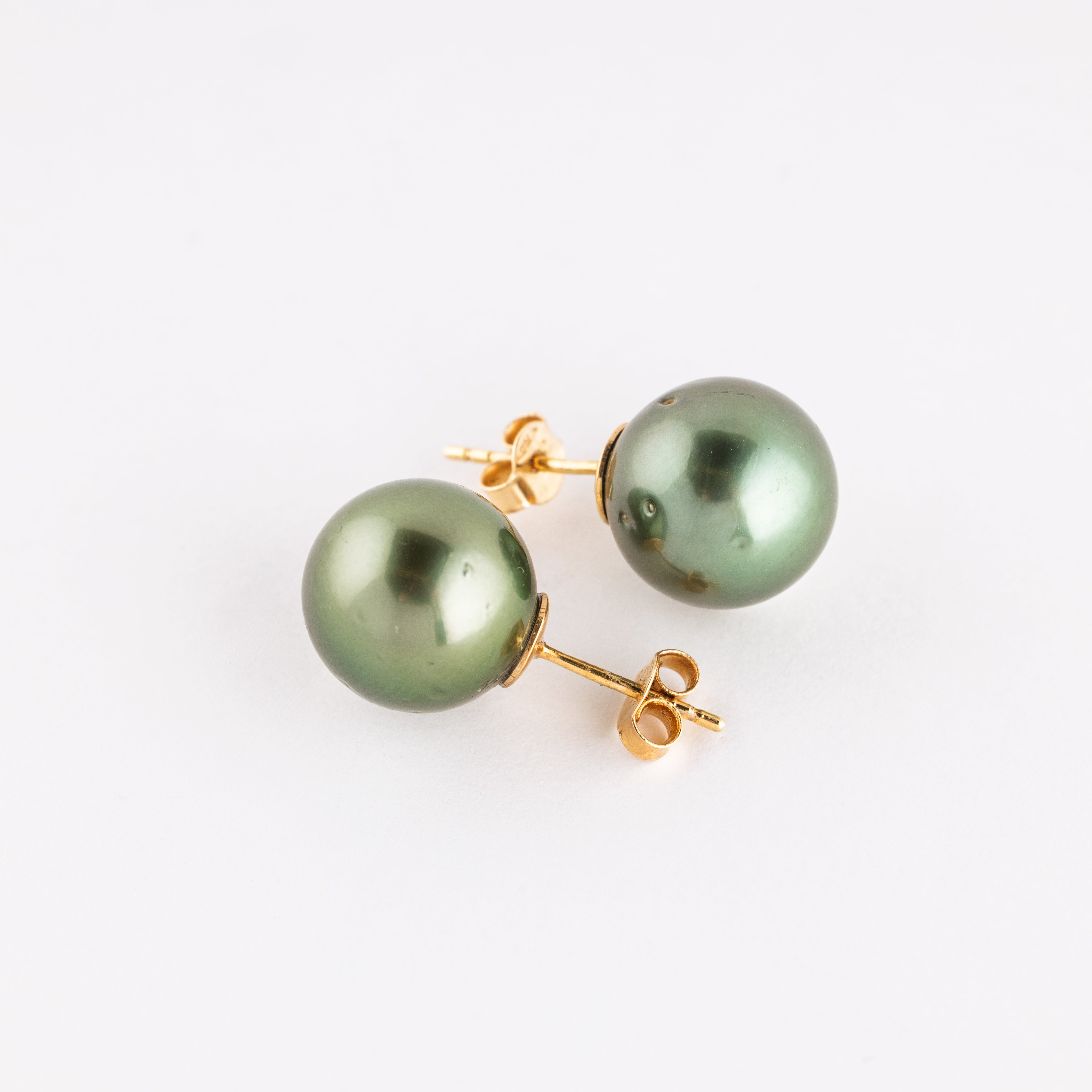 Peacock Green Tahitian Pearl in 18k Gold