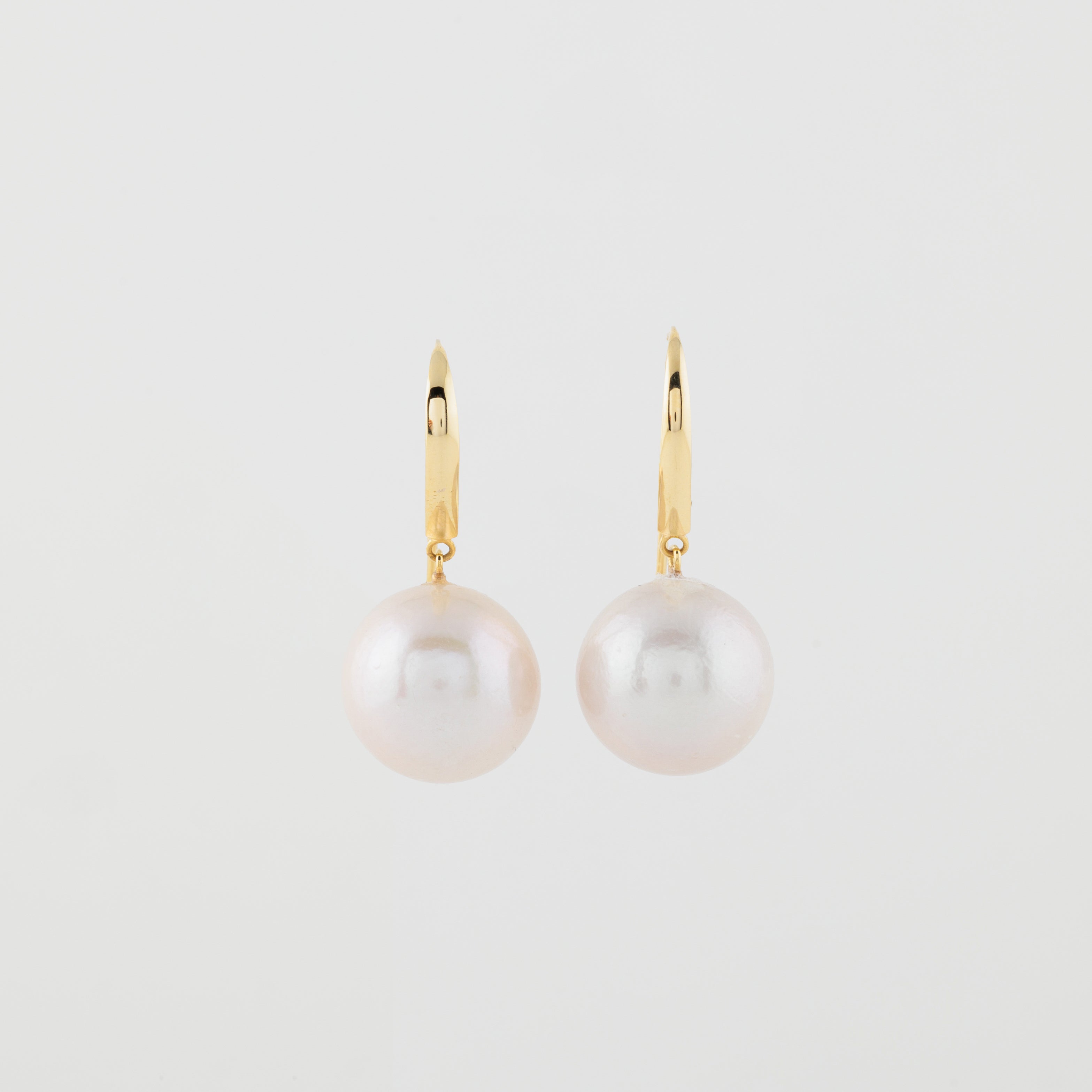 15mm Edison White Pearl Earring in 18k gold