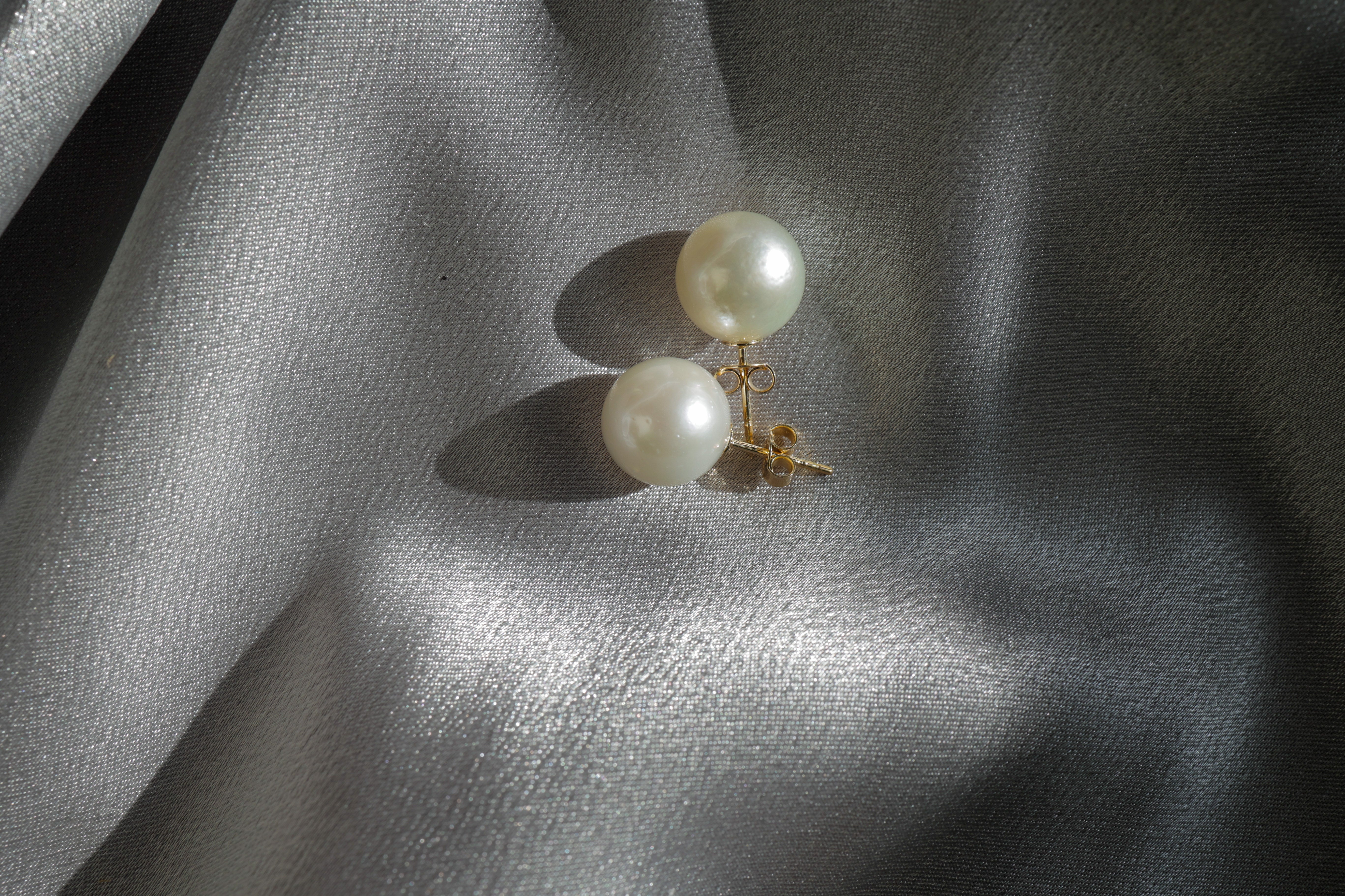South Sea Pearl White Color 14.3mm Earring in 18k Gold